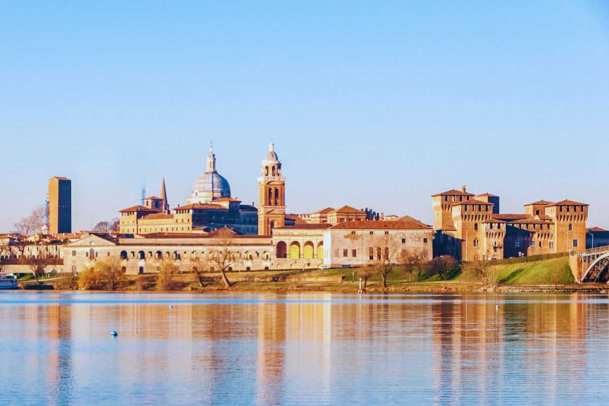 Mantova osservata dal fiume