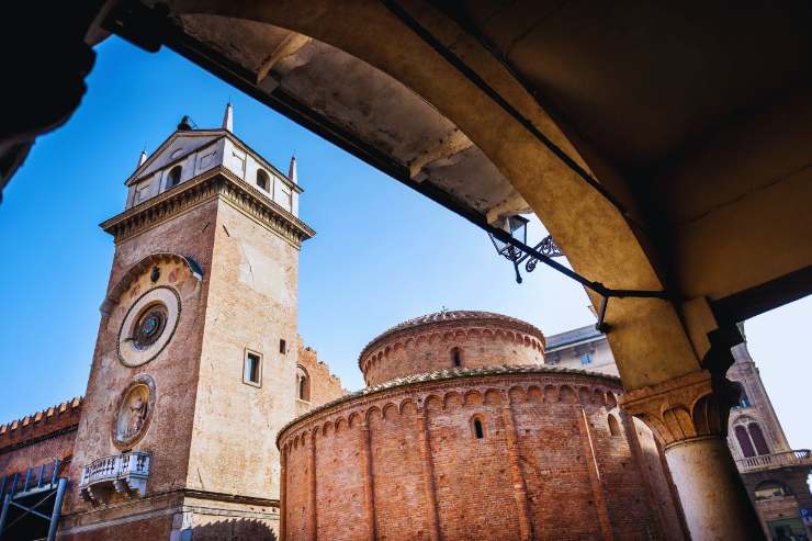 Scorcio della Basilica di Sant'Andrea (Mantova) visto da sotto un arco