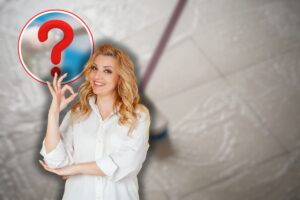 pulizia pavimento con scopa, punto interrogativo rosso su cucchiaino di bicarbonato e donna sorridente che fa ok con le mani