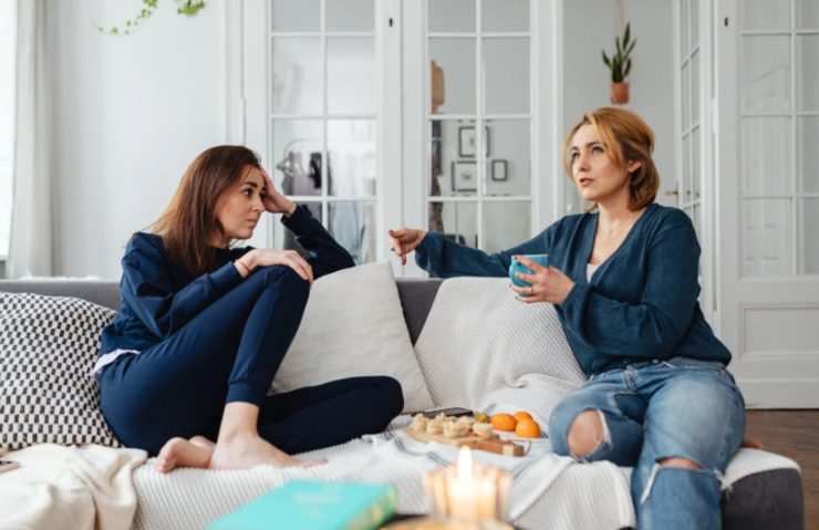 due donne che parlano sedute sul divano