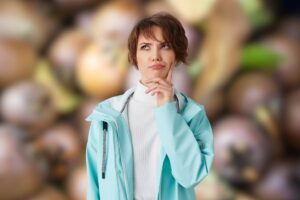 nespole sullo sfondo offuscate e donna dubbiosa in primo piano