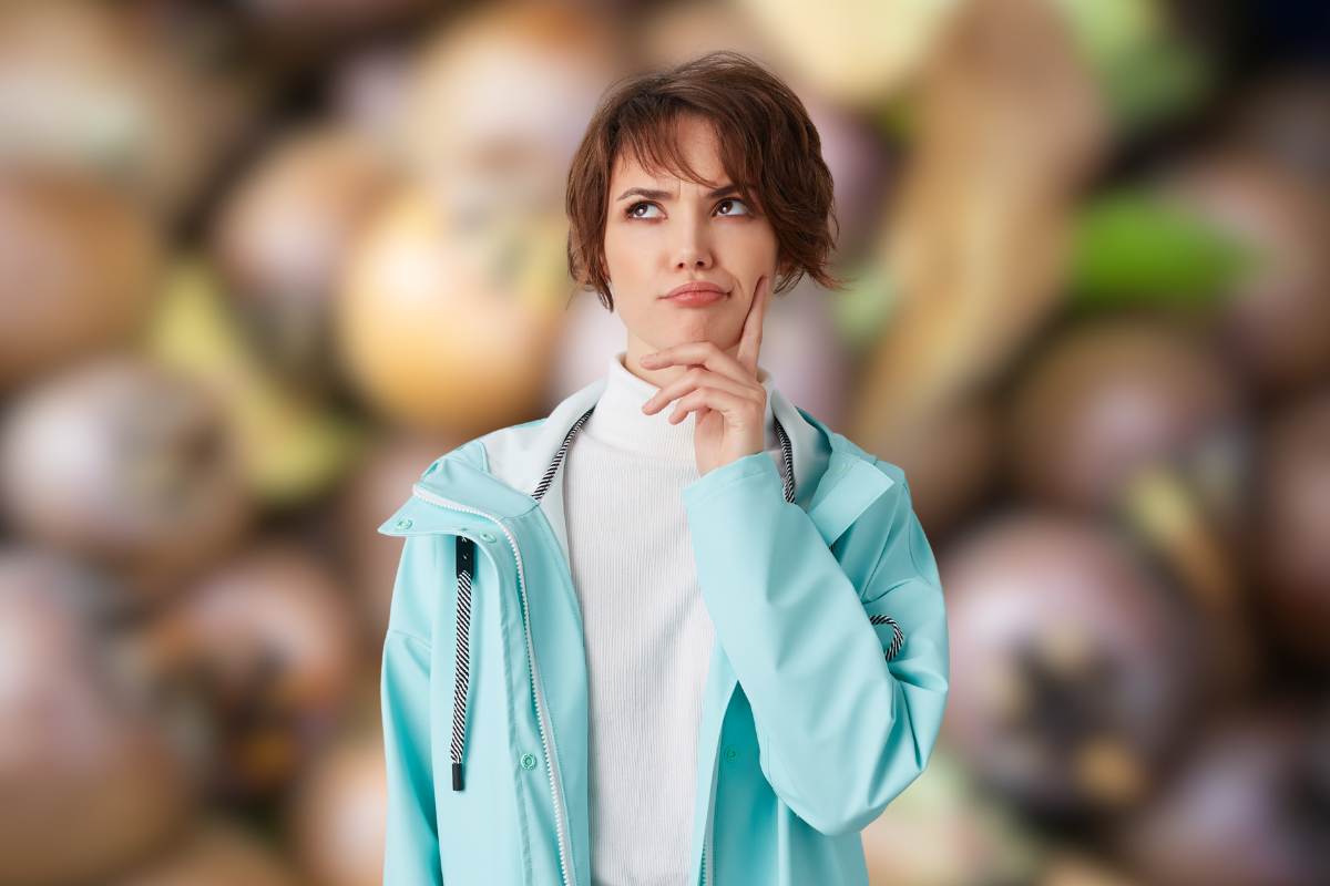 nespole sullo sfondo offuscate e donna dubbiosa in primo piano 