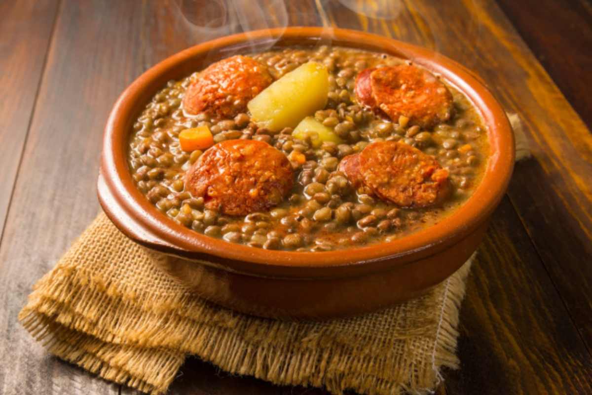 zuppa di lenticchie con delle fette di cotechino