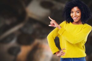 sfondo con monete e donna che le indica