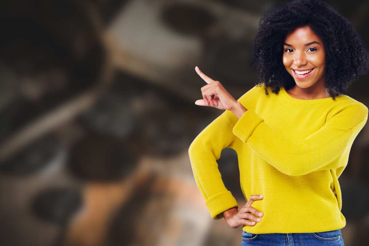 sfondo con monete e donna che le indica