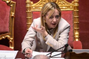 il premier giorgia meloni seduta in parlamento