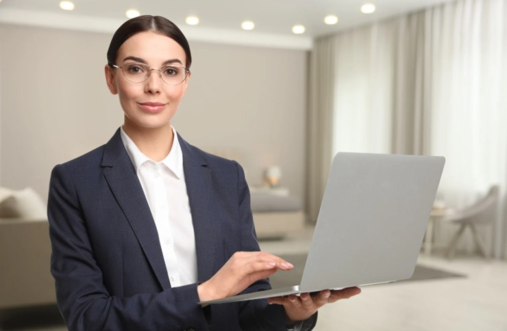 donna con gli occhiali con in mano un computer portatile