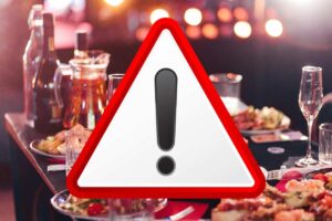 tavola bandita per le feste e simbolo di divieto rosso al centro